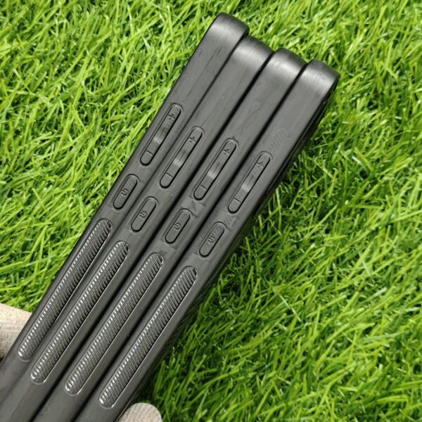 Oppo Reno 13 Premium Carbon Design Magsafe Back Cover - Image 3