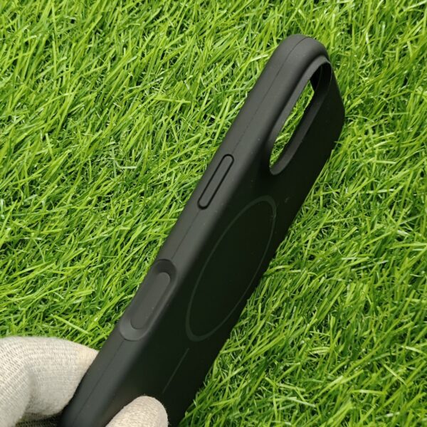 iPhone 16 & 16 Pro & 16 Pro Max Premium IC Working Silicon Magsafe Back Cover With Cloth Inside - Image 3