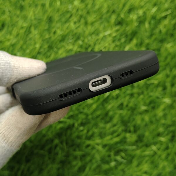 iPhone 16 & 16 Pro & 16 Pro Max Premium IC Working Silicon Magsafe Back Cover With Cloth Inside - Image 9