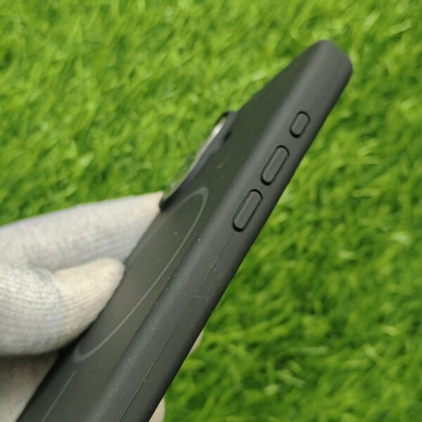 iPhone 16 & 16 Pro & 16 Pro Max Premium IC Working Silicon Magsafe Back Cover With Cloth Inside - Image 10