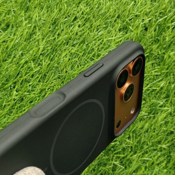 iPhone 17 & 17 Pro & 17 Pro Max Premium IC Working Silicon Magsafe Back Cover With Cloth Inside - Image 9