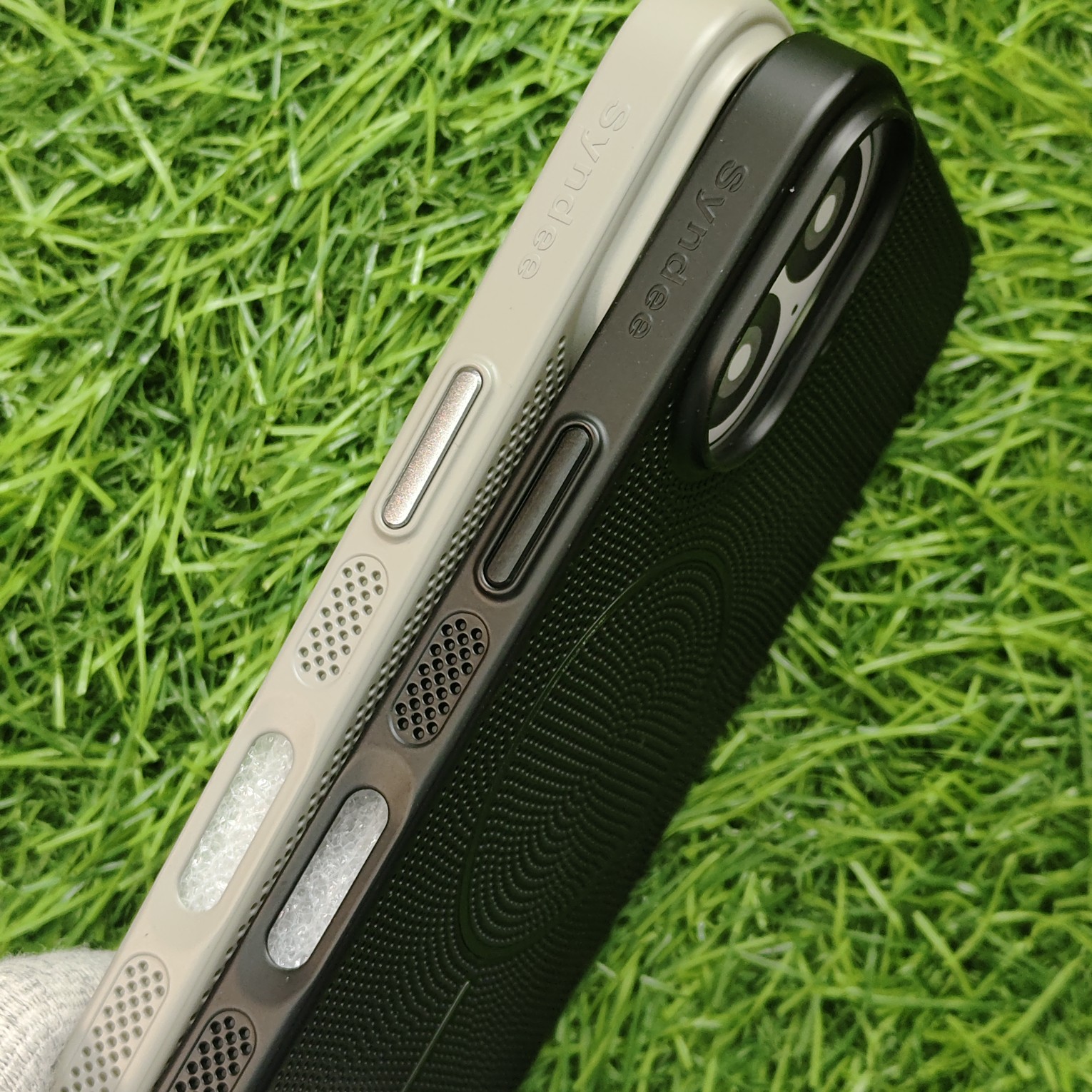 iPhone 16 & 16 Pro & 16 Pro Max Stylish Air Back Cover - Image 3