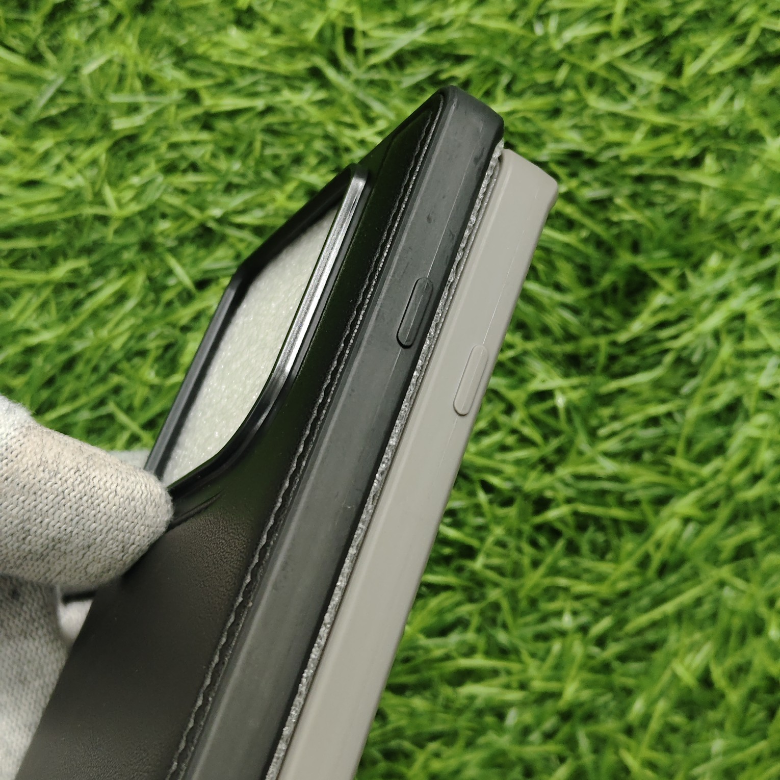 Motorola Edge 60 Pro Premium Puffer Leather Finish Back Cover With Metal Lion Logo - Image 6