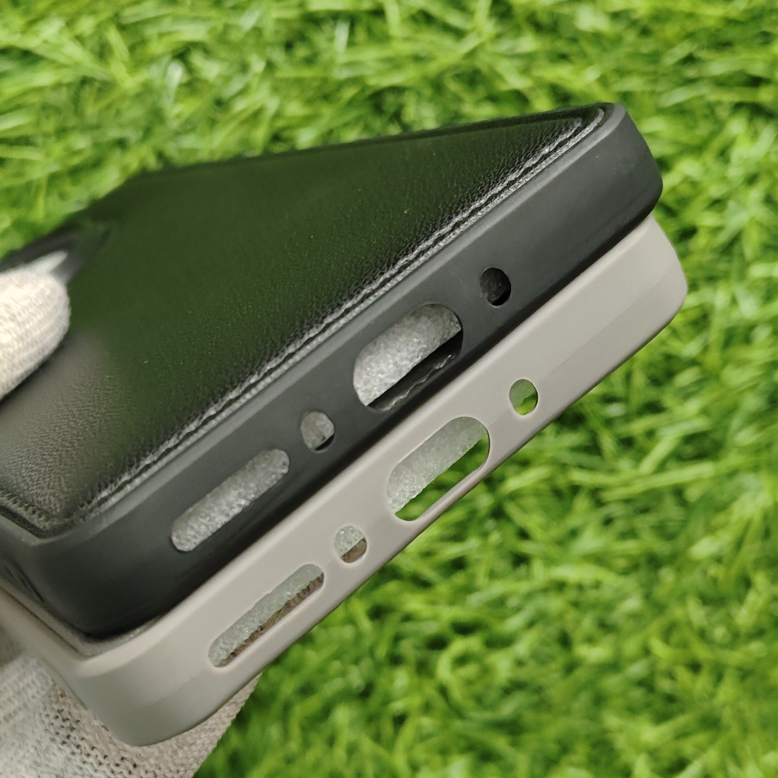 Oneplus 13R Premium Puffer Leather Finish Back Cover With Metal Lion Logo - Image 5