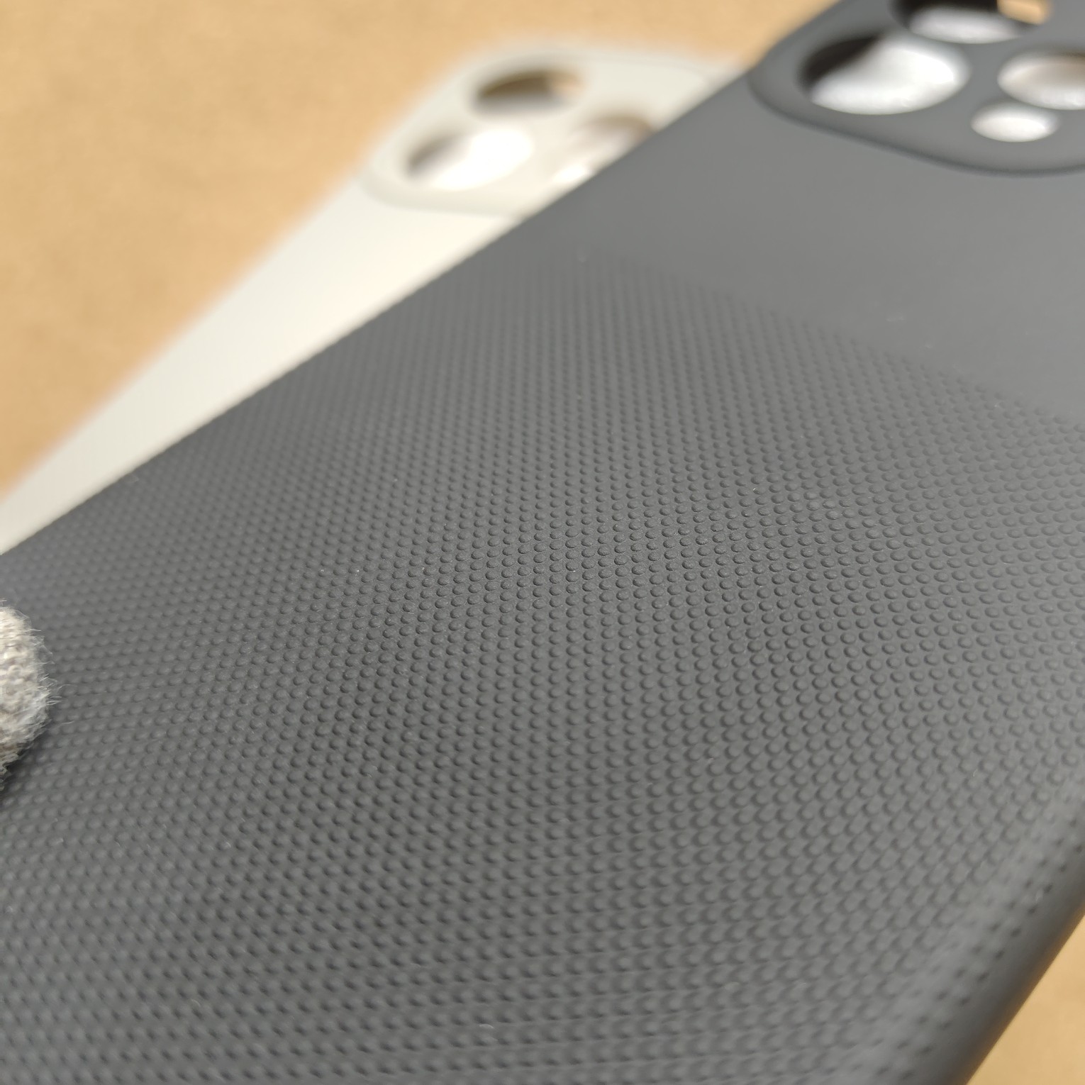 Oppo Reno 15 Premium Silicon Dotted Back Cover With Cloth Inside - Image 6