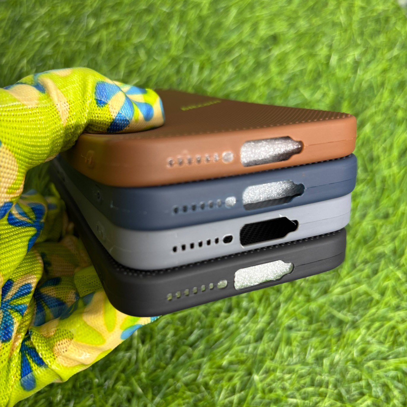 Oppo Reno 16 Premium Silicon Dotted Back Cover With Cloth Inside - Image 5