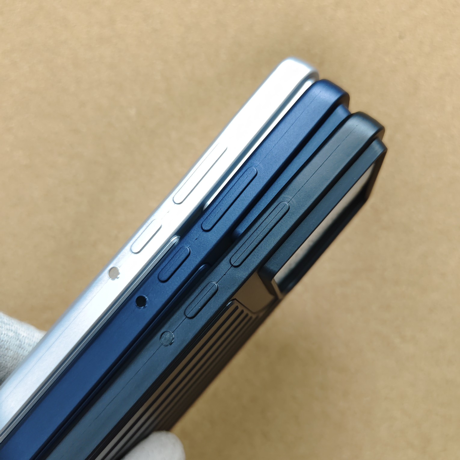 Motorola Edge 70 Premium Hard Suitcase Back Cover - Image 3