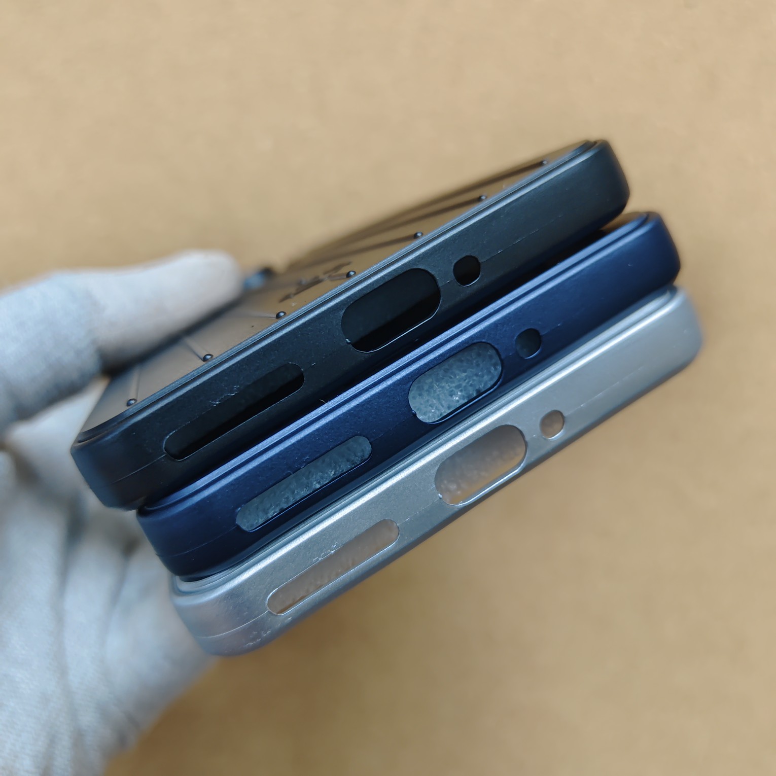Motorola Edge 70 Premium Hard Suitcase Back Cover - Image 4