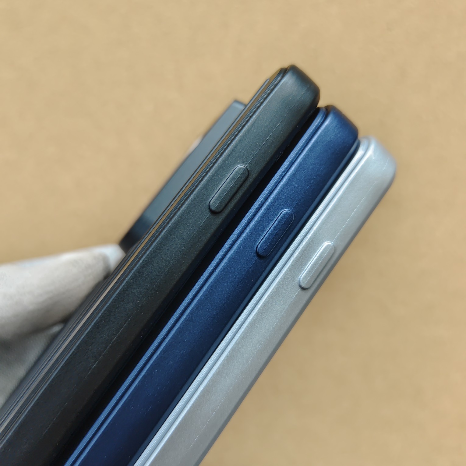Motorola Edge 70 Premium Hard Suitcase Back Cover - Image 5